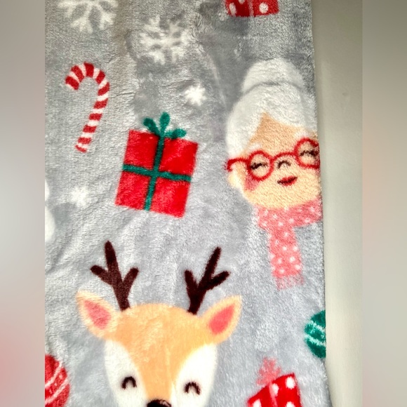 Mrs. Claus Santa & Reindeer Decorative Christmas Throw Blanket Gifts Smowflakes - Picture 4 of 15